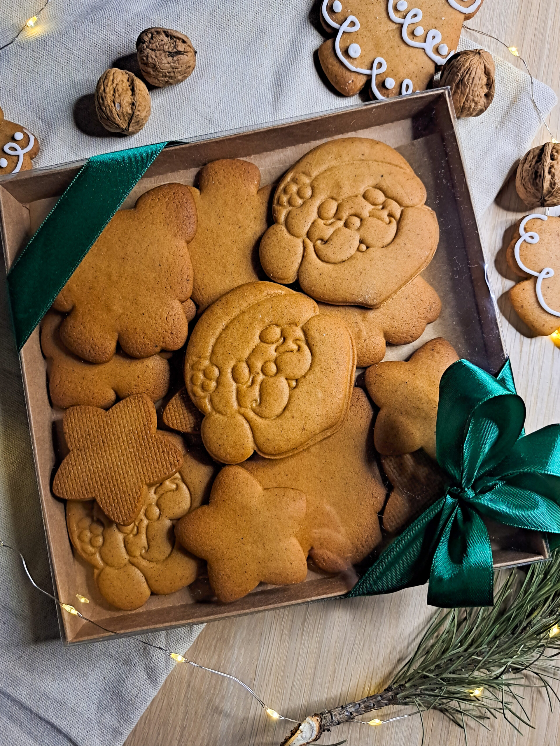 Zestaw 22 - 13 pachnących pierników do samodzielnego lukrowania: 3 Mikołaje, 5 gwiazdek, 5 choinek